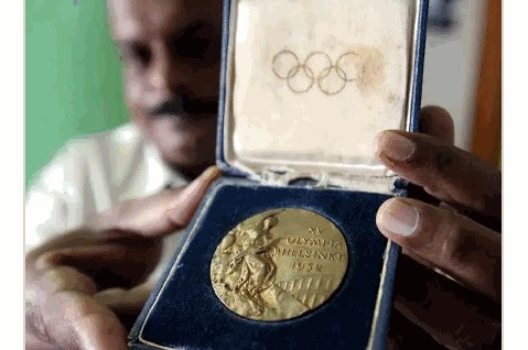 The 1952 Helsinki Olympic bronze medal, held in its original case